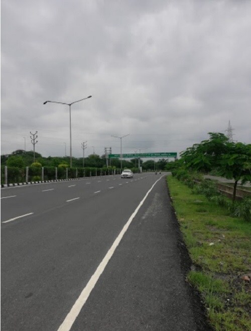 Dankaur_a road that has a lot of cars on it